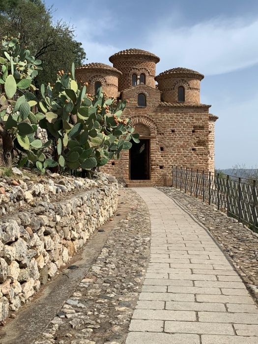 Guardare la “Cattolica” di Stilo con gli occhi di Patrizia Campanella – di Ciro Lomonte