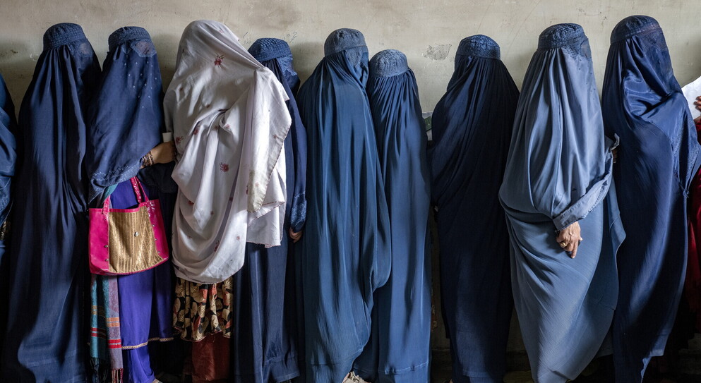 Perché' le femministe occidentali non vedono la violenza sulle donne afghane? – di Domenico Bonvegna